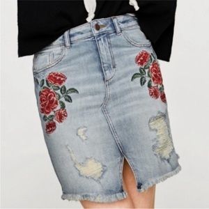 🌸 Zara I Denim Rose Embroidered Raw Hem Skirt XS 🌸